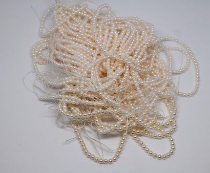 Twenty-six rows of white freshwater cultured...