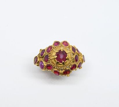 750°/00 yellow gold ring in the shape of...