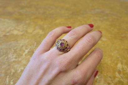 750°/00 yellow gold ring in the shape of...