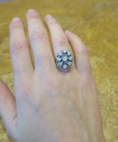 Flower ring from the 70s, in 750°/00 white...
