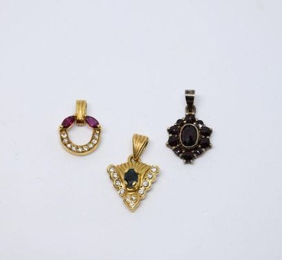 Two pendants in 750°/00 yellow gold, one...