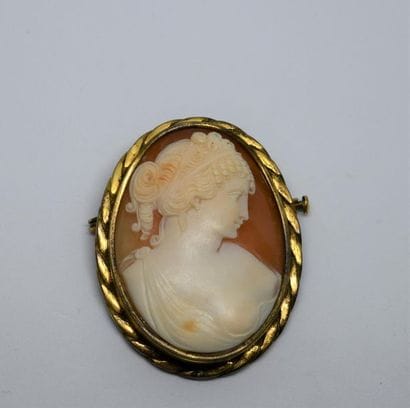 Gilded metal brooch adorned with a shell...
