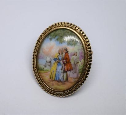 Oval brooch in yellow gold 750 °/00 decorated...
