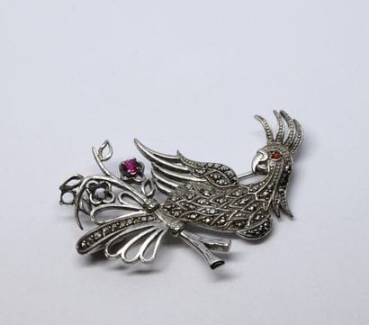 Brooch representing a parrot, the setting...