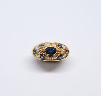 750°/00 yellow gold ring centered on an oval...