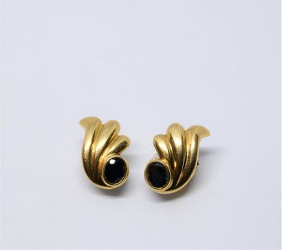 Pair of modern wing-shaped earrings in 750°/00...