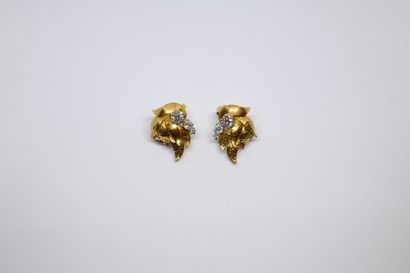 Pair of ear clips in 750°/00 hammered yellow...