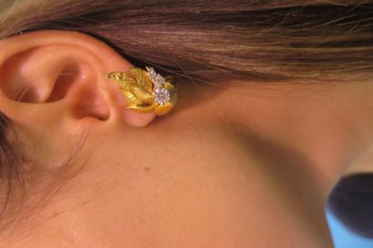 Pair of ear clips in 750°/00 hammered yellow...
