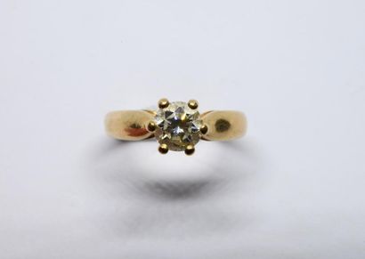 Solitaire of about 0.9 carat modern size,...
