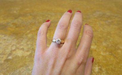 Solitaire of about 0.9 carat modern size,...