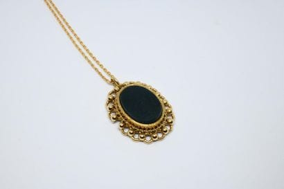 Oval blood jasper pendant in a 750°/00 yellow...