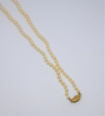 Necklace of falling cultured pearls, cream...
