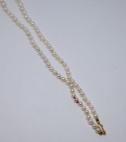 Necklace in falling cultured pearls, white...