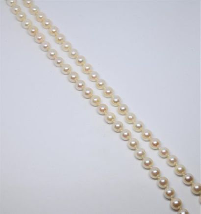 Necklace made of white cultured pearls. Yellow...