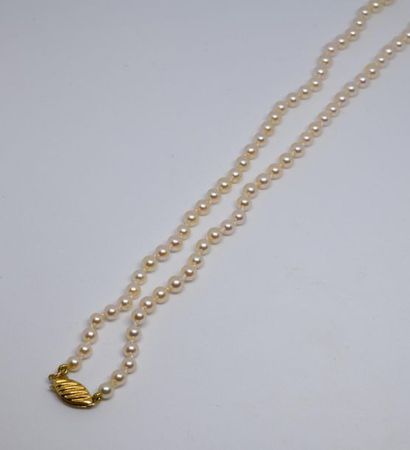 Necklace of falling cultured pearls, cream...