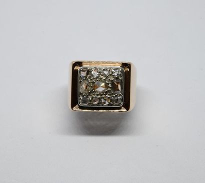 Ring type signet ring, in pink gold and white...