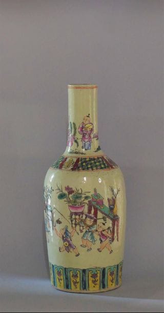 China, 20th century. Vase in polychrome porcelain.
Bottle-shaped,...