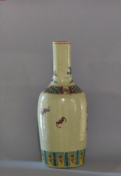 China, 20th century. Vase in polychrome porcelain.
Bottle-shaped,...