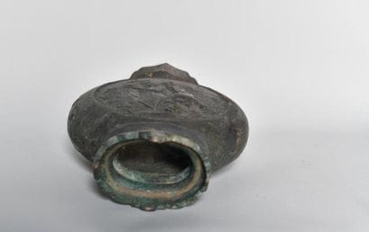 China, 19th century. Globular bronze vase,...