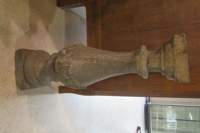 *Lot including: 
- Moulded beechwood lectern...