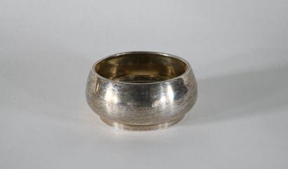 Russia. Round cup on a plain silver frame...