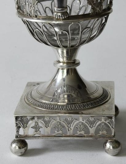 Drageoir in silver and cut crystal decorated...