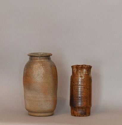 Ensemble de deux vases en grès vernissé:
-...