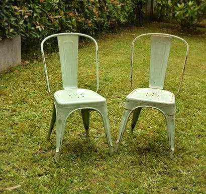 Deux chaises Tolix vert d'eau. H : 85 cm....