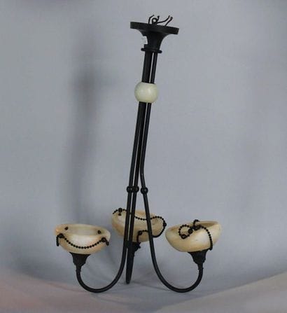 Dans le goût d'Edgar Brandt. Lustre en fer...