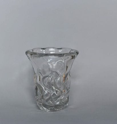 DAUM. Vase en cristal moulé et pressé de...
