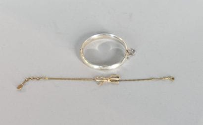 DIOR. Petit bracelet en métal doré à décor...