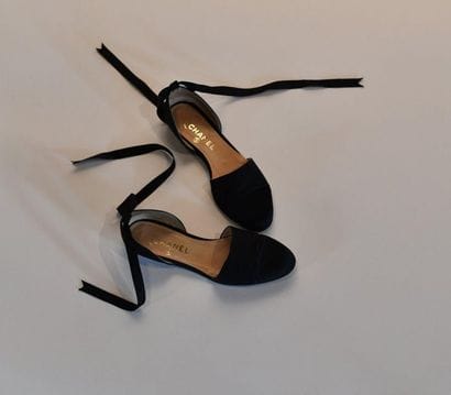 CHANEL. Ballerines à nouer en toile et satin...