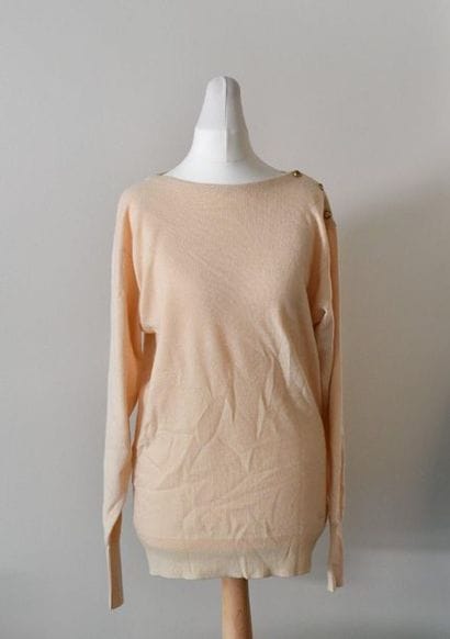CHANEL. Pull en cachemire beige rose pâle,...
