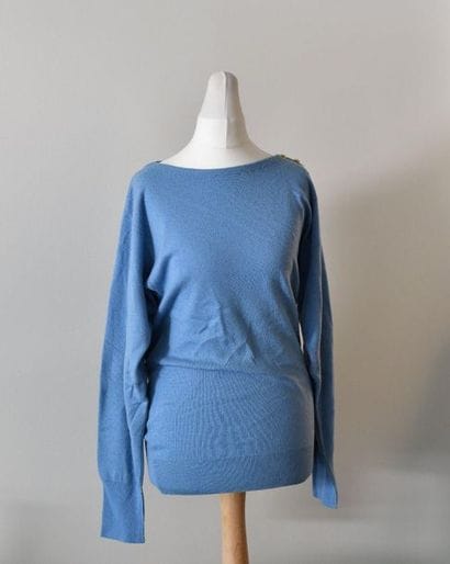 CHANEL. Pull en cachemire bleu pâle, ras-de-cou...
