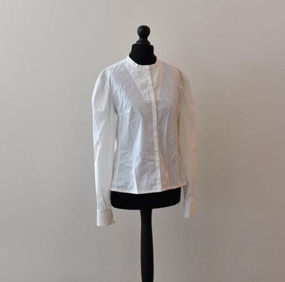 Yves SAINT-LAURENT. Chemisier de femme en...
