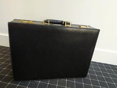 LANCEL. Attaché-case en cuir noir, serrure...