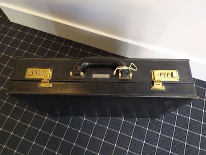LANCEL. Attaché-case en cuir noir, serrure...