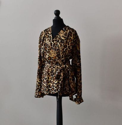 Yves SAINT-LAURENT. Blouse panthère en soie...