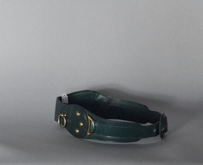 HERMES, Paris. Ceinture en cuir vert ornée...
