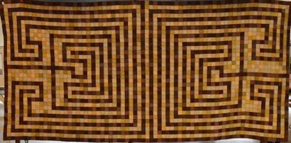 Quilt formé de petits carrés de shintz et...