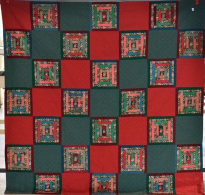 Quilt formé de carrés unis verts et rouges,...