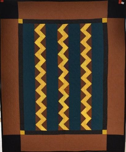Quilt piqué, des bandes ocres et noires entourent...