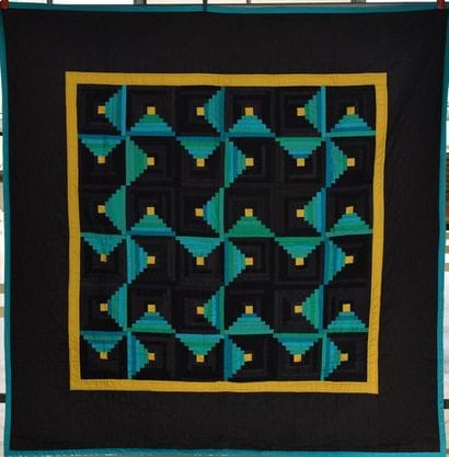 Quilt fond noir organisant au centre un grand...