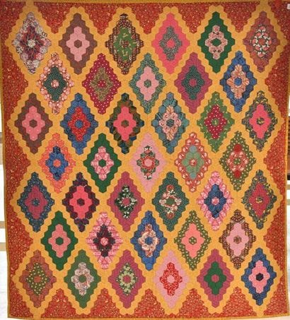 Quilt fond plein, composé de losanges fleuris...
