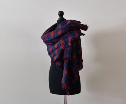 GUY LAROCHE DIFFUSION. Plaid en lainage écossais,...