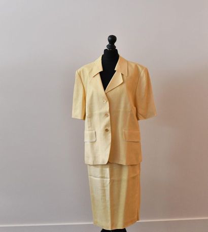 Louis FERAUD. Tailleur en toile jaune, jupe...