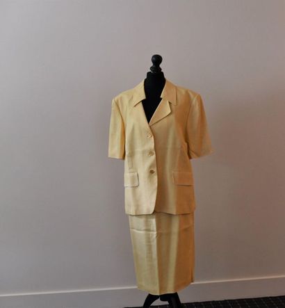 Louis FERAUD. Tailleur en toile jaune, jupe...