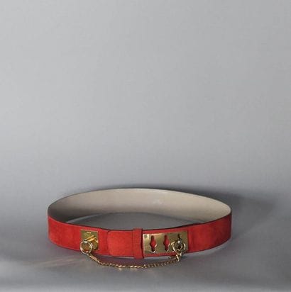 CELINE. Ceinture en daim rouge. Bon état....