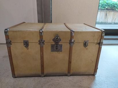 *Malle-coffre de voyage en carton, bois,...