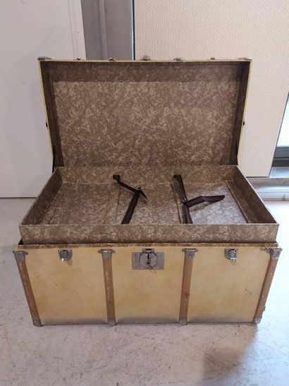 *Malle-coffre de voyage en carton, bois,...